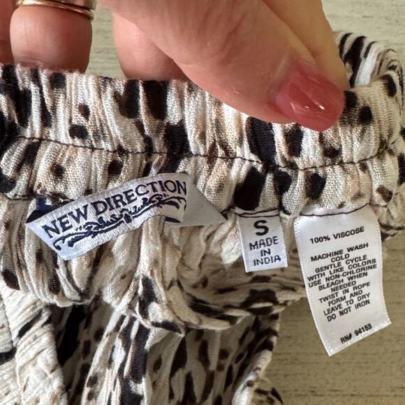 Chic Black and Tan Pleated Skirt size small - Picture 4 of 4